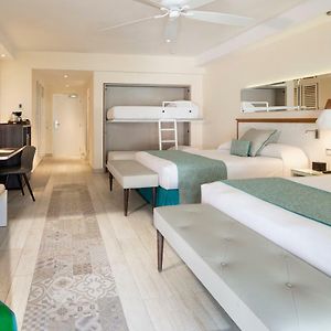 Deluxe Family Room with Pool View Free Pickup